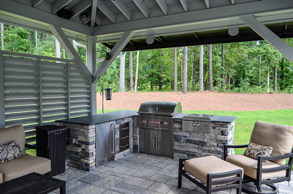 Custom outdoor kitchen by Bellus Terra, Luxury Landscaping