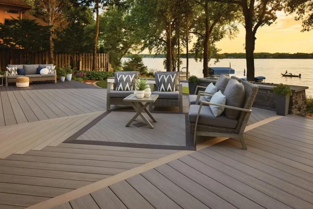 Custom deck by Bellus Terra, Luxury Landscaping